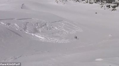 بالفيديو والصور.. متزلج ينجو من انهيار جليدي في اللحظة الأخيرة