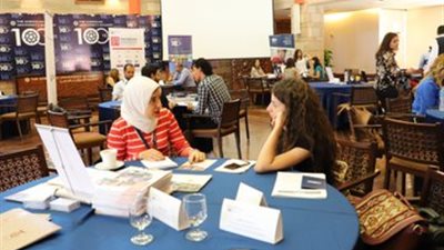 مؤسسة ساويرس للتنمية تشارك في المعرض الدولي للدراسات العليا بالجامعة الأمريكية (صور)