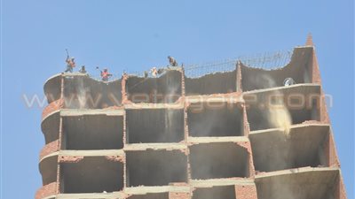 الجيزة تبدأ في إزالة عقار صادر له 10 قرارات بمنشأة البكارى