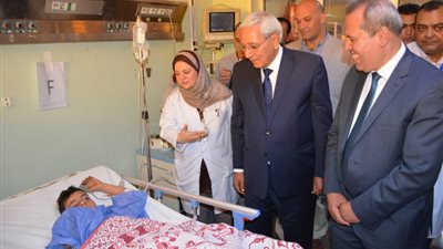 محافظ الدقهلية يزور طفلي حادثة الموتوسيكل وبوابة المدرسة (صور)