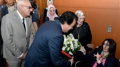 طالبة احتياجات خاصة تستقبل وفد التعليم بالورود بجامعة المنصورة (صور)