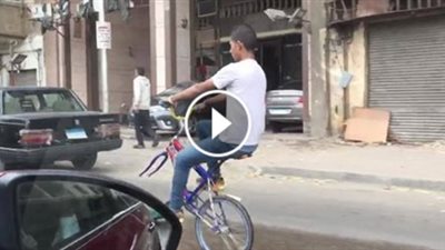 بالفيديو.. صبي يشعل «فيس بوك» بسيره بدراجة بإطار واحد