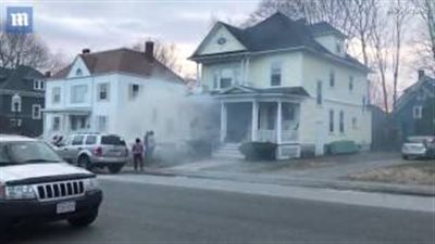 بالفيديو والصور.. شجاعة سائق تنقذ عائلة من داخل منزل يحترق