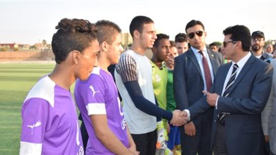 وزير الرياضة يتفقد مراكز شباب النهضة والهايكستب والسلام ثالث (صور)