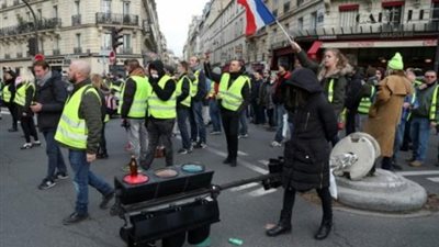 الشرطة الفرنسية تستخدم الغاز والمياه لتفريق المتظاهرين