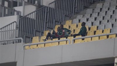 طاقم تحكيم مباراة الزمالك يتابع لقاء الأهلي بمدرجات برج العرب