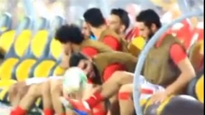 شريف إكرامي يتحدى رمضان صبحي بـ«تنطيط الكرة» على دكة الاحتياط (فيديو)