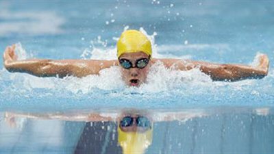 سباح مصري مبتور القدمين ينجح في عبور المانش