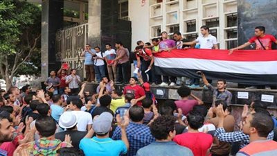 الأمن يطلق أعيرة نارية لتفريق طلاب الدبلومات أمام 