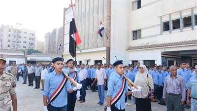 طلاب الزقازيق الزخرفية يقدمون التحية العسكرية لمحافظ الشرقية (صور)