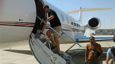 بالصور.. توم هانكس يصر على إنهاء إجراءات سفره بنفسه