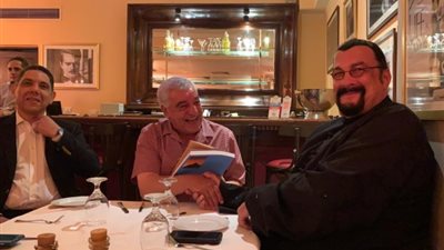 زاهي حواس يهدي الممثل العالمي ستيڤن سيجال كتاب أسرار من الرمال