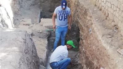 الكشف عن أطلال معبد بطليموس الرابع أثناء حفائر الإنقاذ بكوم شقاو في سوهاج