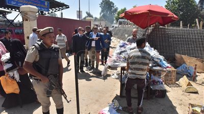 محافظ أسيوط يترأس حملة لإزالة الإشغالات بمجمع مواقف سيارات الأجرة (صور)