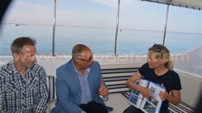 بالصور..محافظ البحر الأحمر يشارك في تصوير فيلم تسجيلي عن «الدلافين»