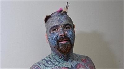 بالصور.. بريطاني ينفق 30 ألف إسترليني لرسم تاتو على جسده