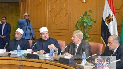 «جمعة» يهدي كتاب حماية الكنائس في الإسلام لمحافظ الإسماعيلية