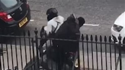 امرأة تصرخ لإنقاذ رجل من اعتداء في وضح النهار (فيديو وصور)