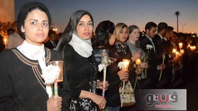 بالصور.. وقفة شبابية تبعث رسالة سلام إلى العالم بالشموع والترانيم