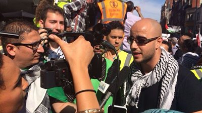 ماهر زين يتظاهر ضد إسرائيل