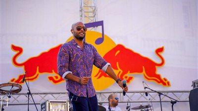 «ريدبل» تفاجئ طلاب البريطانية بـ«شارموفزر»