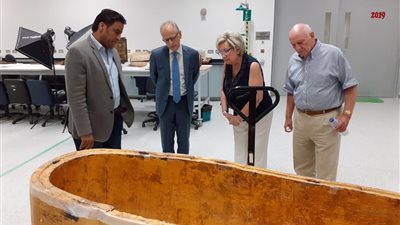 سفير اليونان الجديد يزور مركز ترميم المتحف المصري الكبير