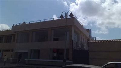 إزالة أعمدة حديدية للافتة مخالفة أعلى نادي فاروس بشارع قلعة قايتباي