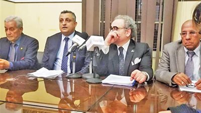 عبد المعطي حجازي وعبد العزيز المقالح يفوزان بجائزة أحمد شوقي للإبداع الشعري