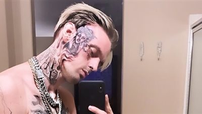 القلق يزداد على آرون كارتر بسبب تاتو ريهانا (صور)