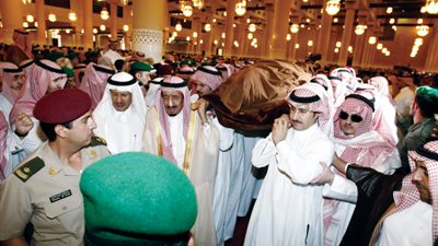 حقيقة حمل الملك سلمان نعش حارسه الخاص اللواء الفغم (صور)