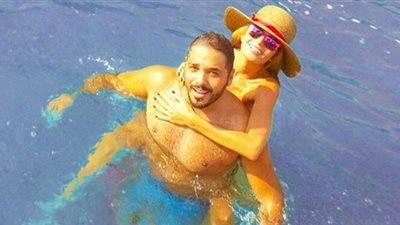 نجوم لم يخجلوا من نشر صور جريئة.. أحمد الفيشاوى يتحرش بهيفاء وهبى.. رامى عياش وآسر ياسين «عاريا الصدر».. ظهور نجل عبدالله محمود مع زوجته بغرفة النوم.. وصورة ابن السعدنى أثناء الاستحمام «