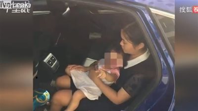 إنقاذ فتاة صغيرة سقطت في نافورة مياه أمام والدتها (فيديو)