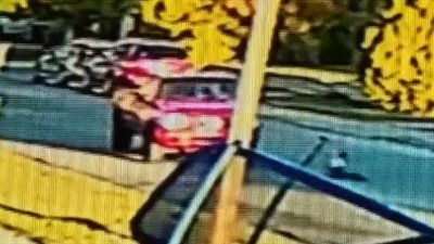 لحظة تعرض طفل 8 سنوات لحادث أثناء محاولته مرور طريق سريع (فيديو)