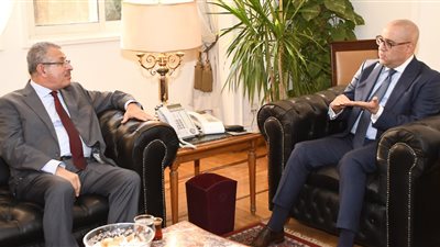 وزير الإسكان يلتقي وفدًا عمانيًا لعرض التجربة المصرية في إنشاء المدن الجديدة
