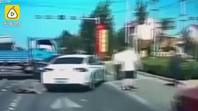 مصرع طفل في حادث تصادم مروع (فيديو)