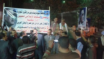 بالفيديو والصور.. وقفة أمام منزل «عبد الناصر» بأسيوط ضد «عكاشة»