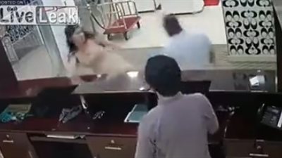 امرأة تلقن رجلا 