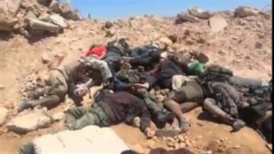 تداول فيديو تضرب فيه «داعش» جثث جنود الجيش السوري