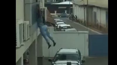 نهاية مروعة لامرأة حاولت سرقة بنك (فيديو)