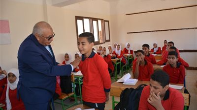 محافظ الوادي الجديد يدعم مدرسة الزهور الإعدادية بـ15 ألف جنيه (صور)