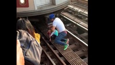 انتحر الأب.. لحظة إنقاذ طفلة من تحت عجلات القطار (فيديو)