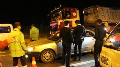 بالصور.. أكمنة مرورية لضبط الالتزام المروري بالإسكندرية