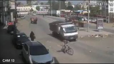 بالفيديو.. لصان يختطفان حقيبة «منتقبة» في وضح النهار بالقاهرة