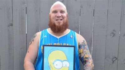 بالصور.. 41 تاتو على ذراع شاب تدخله موسوعة 