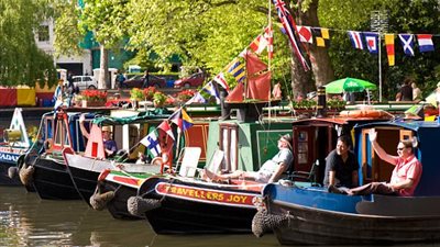 بالصور.. رفاهية سكان القوارب في بريطانيا