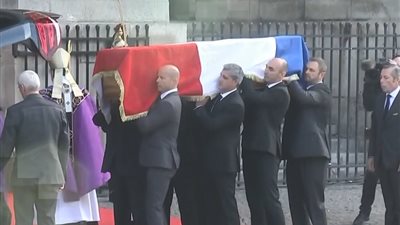 انحناء ونظرة وداع.. 20 صورة ترصد الرحلة الأخيرة لـ«جاك شيراك»