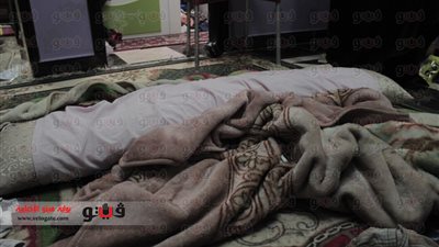 بالفيديو والصور.. ضابط يصطحب قوة من قسم الخصوص لاقتحام منزل مواطن في خصومة معه.. الزوجة: «الشرطة استولت على ذهبي».. المتهم: «الضابط بيطاردني لأني رفعت ضده قضية».. نجله: «معاون