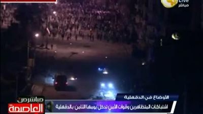 بالفيديو.. متظاهرو المنصورة يحاولون إحراق إحدى مدرعات الأمن