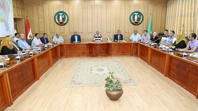 محافظ المنوفية ومستشار وزير الإسكان يناقشان معوقات مشاريع البنية التحية