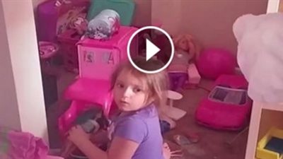 بالفيديو.. صدمة ورعب طفلة شاهدت رجلا يرتدي ملابس أرنب